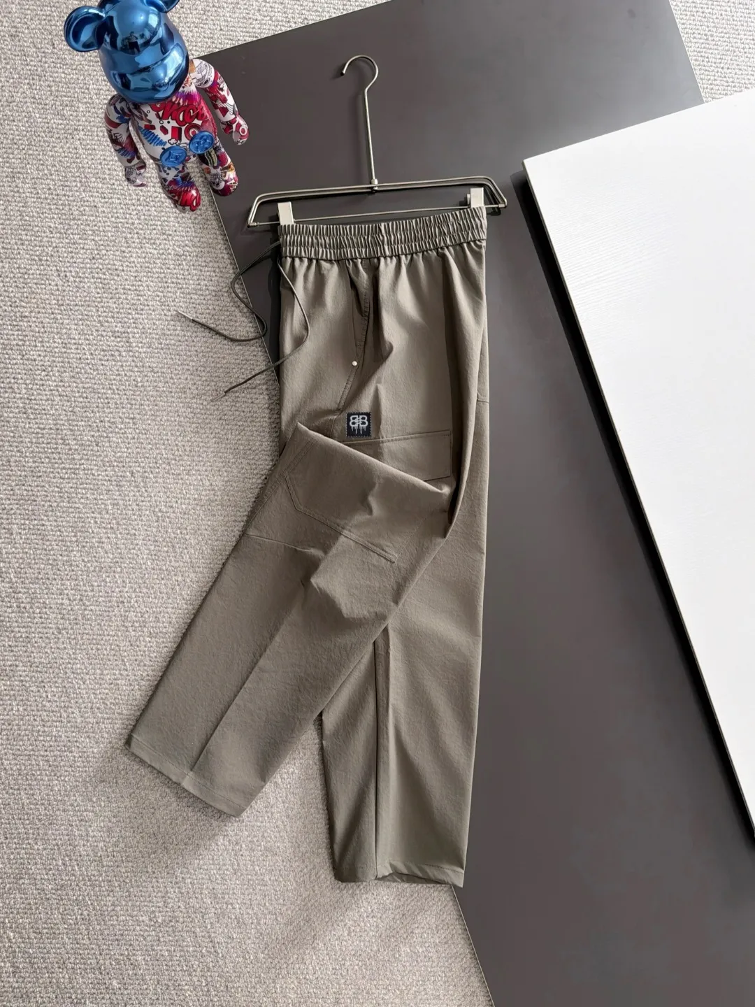 Next day shipment P195 Balenciaga High Quality 2026 Autumn and Winter New Arrival elastic band casual pants, counter-customized fabrics, Breathable, high comfort, impeccable details, brand element design concept, reflecting high quality. It feels delicate and soft! It presents a casual cut and the upper body shape is great! Sizes:S-3XL
